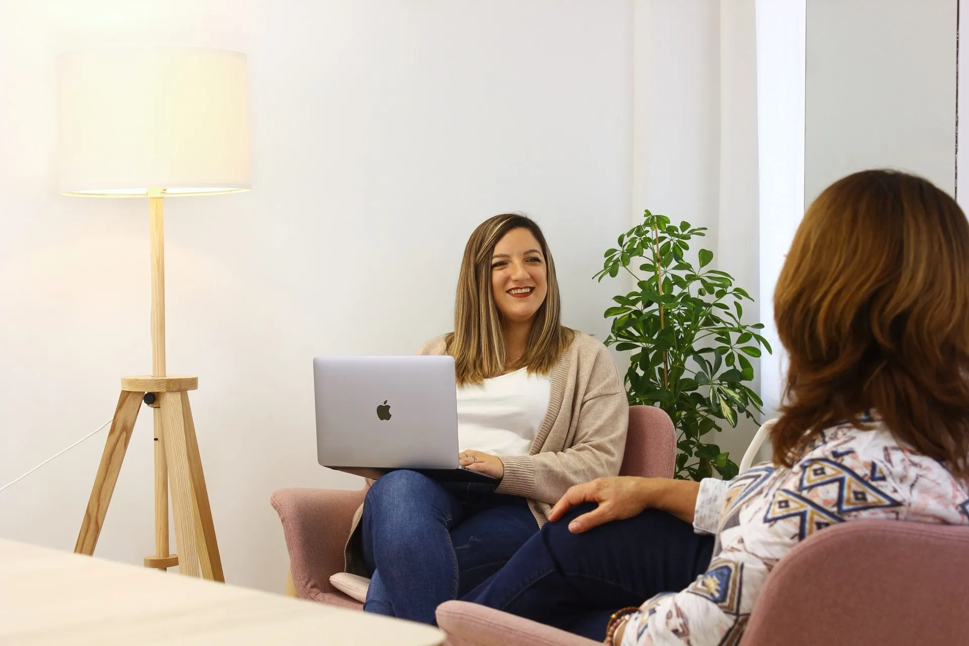 Sesión de terapia en CreSer Psicología - psicóloga atendiendo a paciente en un espacio acogedor